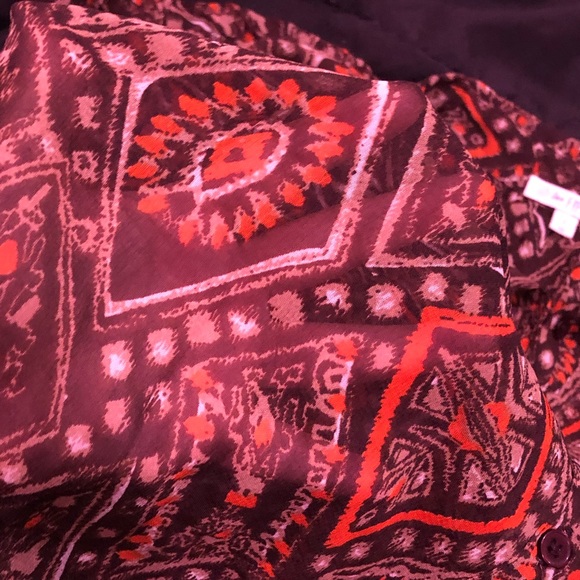 Geometric Light Blouse - Picture 3 of 3